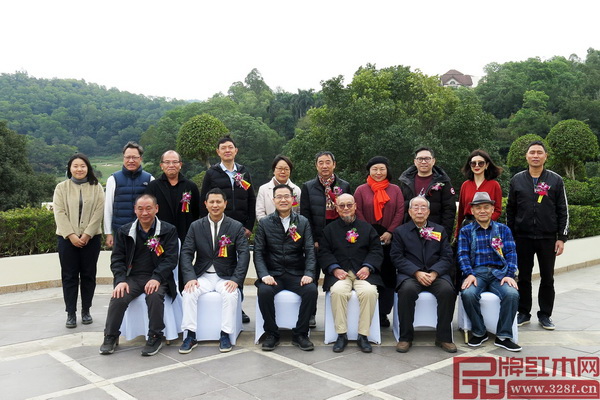 第十二屆“紅古軒杯”新中式家具設(shè)計大賽專家評審團(tuán)合影 第十二屆“紅古軒杯”新中式家具設(shè)計大賽專家評審團(tuán)合影