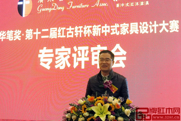 廣東省第十三屆人大代表、廣東省家具協(xié)會會長王克上臺致辭 廣東省第十三屆人大代表、廣東省家具協(xié)會會長王克上臺致辭