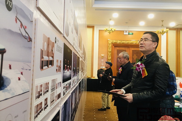 廣東省第十三屆人大代表、廣東省家具協(xié)會會長王克(右),中國高等家具設(shè)計專業(yè)創(chuàng)始人胡景初(左),中國紅木家具技術(shù)專家曹新民(中)在認(rèn)真評鑒作品 廣東省第十三屆人大代表、廣東省家具協(xié)會會長王克(右),中國高等家具設(shè)計專業(yè)創(chuàng)始人胡景初(左),中國紅木家具技術(shù)專家曹新民(中)在認(rèn)真評鑒作品