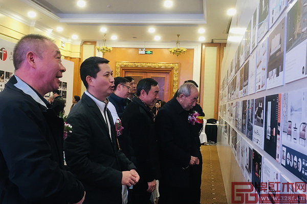 評審團(tuán)專家在評審中 評審團(tuán)專家在評審中