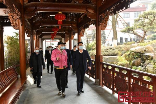 東陽市委書記傅顯明(右一)帶隊走訪東陽紅木家具龍頭骨干企業(yè) 東陽市委書記傅顯明(右一)帶隊走訪東陽紅木家具龍頭骨干企業(yè)