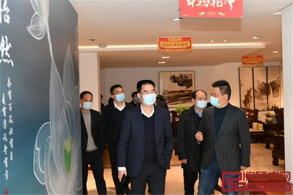 東陽市委書記傅顯明(左一)在中信紅木考察 東陽市委書記傅顯明(左一)在中信紅木考察