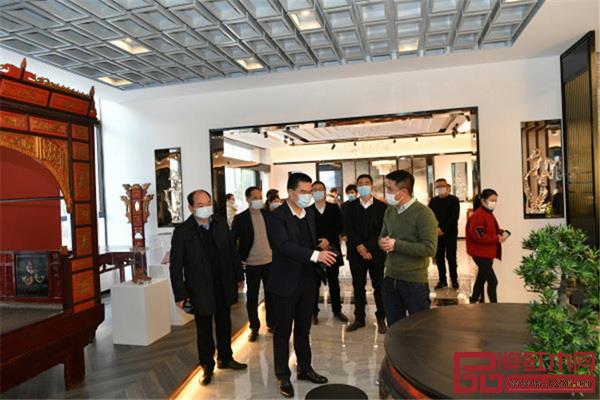 東陽市委書記傅顯明(左一)在雙洋紅木考察 東陽市委書記傅顯明(左一)在雙洋紅木考察