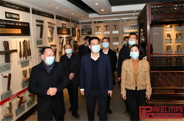 東陽市委書記傅顯明(左二)在御乾堂紅木考察 東陽市委書記傅顯明(左二)在御乾堂紅木考察