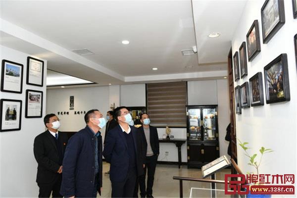東陽市委書記傅顯明一行參觀企業(yè)展廳 東陽市委書記傅顯明一行參觀企業(yè)展廳