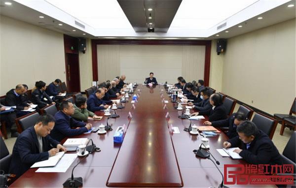 東陽市委書記傅顯明與紅木企業(yè)、部門單位負(fù)責(zé)人等進(jìn)行座談會議現(xiàn)場 東陽市委書記傅顯明與紅木企業(yè)、部門單位負(fù)責(zé)人等進(jìn)行座談會議現(xiàn)場
