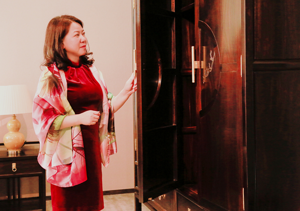 雅晟紅木創(chuàng)始人叢東云從事紅木家具行業(yè)三十余年,始終堅守匠心造精品 雅晟紅木創(chuàng)始人叢東云從事紅木家具行業(yè)三十余年,始終堅守匠心造精品