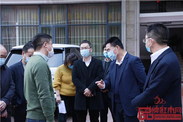 東陽市市委書記傅顯明為雙洋紅木指導工作.jpg