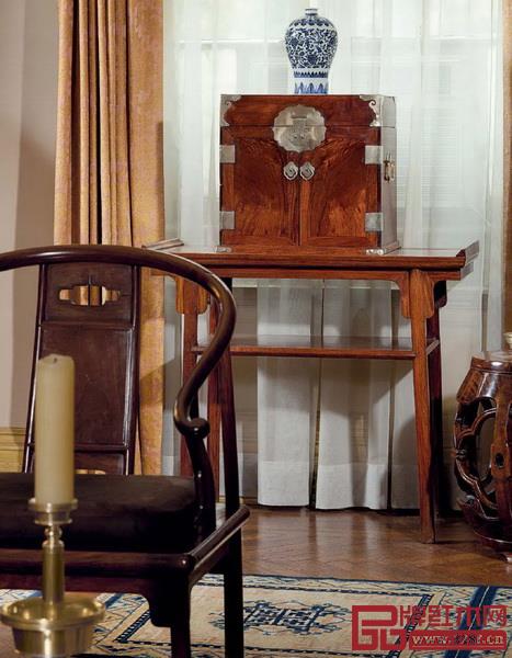 著名收藏家安思遠位于紐約第五大道的公寓收藏著許多明清紅木家具 著名收藏家安思遠位于紐約第五大道的公寓收藏著許多明清紅木家具