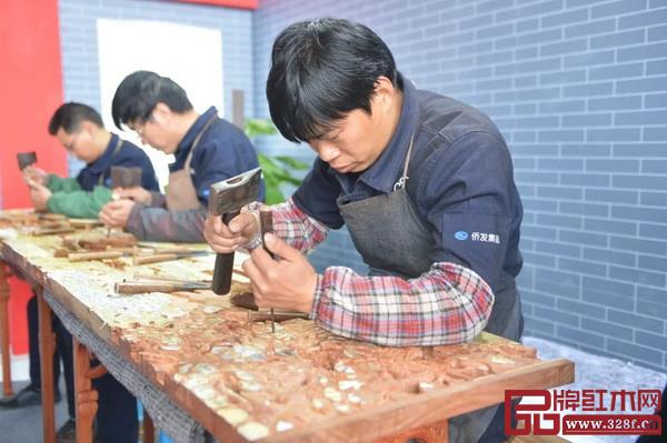 雕刻師傅在中國(中山)紅木家具文化博覽會演示紅木雕刻(中山市檔案館藏) 雕刻師傅在中國(中山)紅木家具文化博覽會演示紅木雕刻(中山市檔案館藏)
