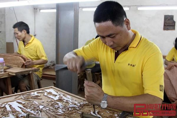 工人制作木雕作品(中山市文化廣電旅游局供圖) 工人制作木雕作品(中山市文化廣電旅游局供圖)