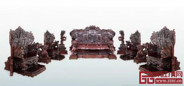 以《水滸傳》為題材的大型酸枝木雕家具(中山市文化廣電旅游局供圖) 以《水滸傳》為題材的大型酸枝木雕家具(中山市文化廣電旅游局供圖)