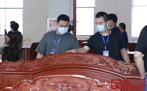 中信紅木發(fā)起招商大會(huì)、經(jīng)銷商大會(huì)及廠購(gòu)會(huì)等活動(dòng),讓消費(fèi)者感受紅木文化,體驗(yàn)中信紅木家具的優(yōu)良品質(zhì) 中信紅木發(fā)起招商大會(huì)、經(jīng)銷商大會(huì)及廠購(gòu)會(huì)等活動(dòng),讓消費(fèi)者感受紅木文化,體驗(yàn)中信紅木家具的優(yōu)良品質(zhì)