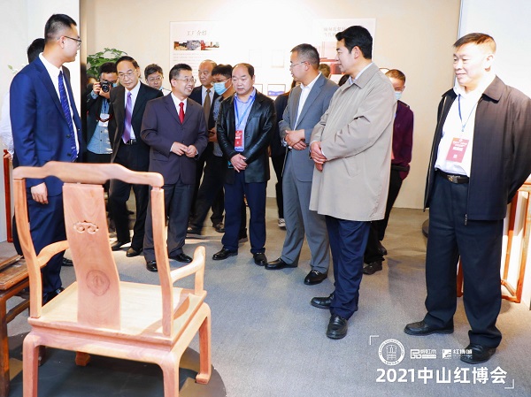 中國林業(yè)產(chǎn)業(yè)聯(lián)合會副會長王滿等領(lǐng)導(dǎo)專家高度稱贊六面好紅木