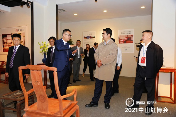 中國林業(yè)產(chǎn)業(yè)聯(lián)合會副會長王滿等領(lǐng)導(dǎo)專家高度稱贊六面好紅木