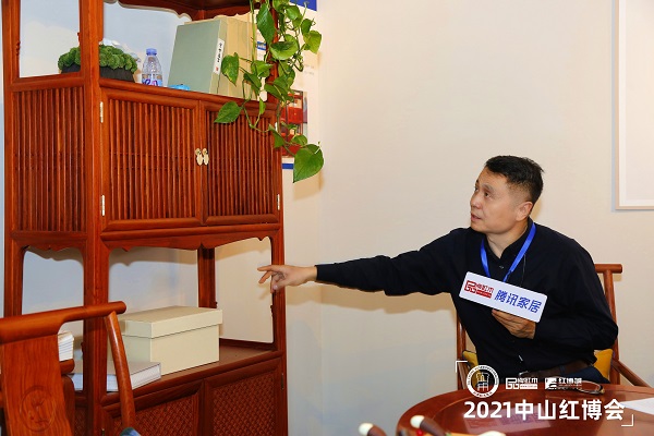 明式家具研究學(xué)者張輝蒞臨雅宋紅木展廳，點(diǎn)評雅宋紅木《宋式書柜》