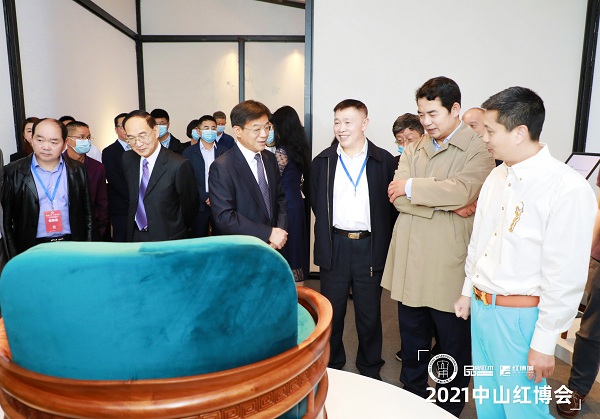 領(lǐng)導(dǎo)專(zhuān)家走進(jìn)紅古軒展位,品鑒精品紅木家具,體驗(yàn)中式美學(xué)空間 領(lǐng)導(dǎo)專(zhuān)家走進(jìn)紅古軒展位,品鑒精品紅木家具,體驗(yàn)中式美學(xué)空間