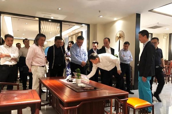 中國(guó)家具協(xié)會(huì)理事長(zhǎng)徐祥楠等領(lǐng)導(dǎo)一行蒞臨紅古軒總部參觀品鑒 中國(guó)家具協(xié)會(huì)理事長(zhǎng)徐祥楠等領(lǐng)導(dǎo)一行蒞臨紅古軒總部參觀品鑒