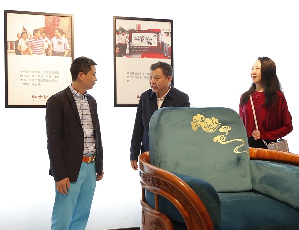 中國(guó)家具協(xié)會(huì)理事長(zhǎng)徐祥楠(中)、副理事長(zhǎng)兼秘書(shū)長(zhǎng)屠祺(右)與副理事長(zhǎng)、紅古軒品牌創(chuàng)始人吳赤宇(左)交流紅木家具文化 中國(guó)家具協(xié)會(huì)理事長(zhǎng)徐祥楠(中)、副理事長(zhǎng)兼秘書(shū)長(zhǎng)屠祺(右)與副理事長(zhǎng)、紅古軒品牌創(chuàng)始人吳赤宇(左)交流紅木家具文化