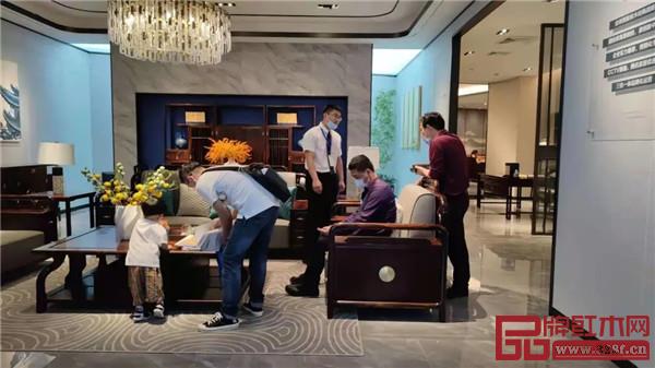 閑適紅木入選“騰訊家居紅木好物100”的產(chǎn)品《旭日沙發(fā)》 閑適紅木入選“騰訊家居紅木好物100”的產(chǎn)品《旭日沙發(fā)》