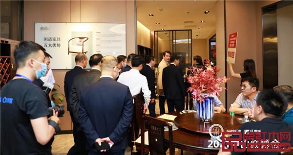 中國(guó)林業(yè)產(chǎn)業(yè)聯(lián)合會(huì)副會(huì)長(zhǎng)兼秘書長(zhǎng)王滿、副會(huì)長(zhǎng)蔣周明,中山市人大常委會(huì)副主任吳軍,中山市政協(xié)副主席劉志偉,中山市大涌鎮(zhèn)黨委書記王英康、鎮(zhèn)長(zhǎng)賀修虎,東陽市副市長(zhǎng)黃陽明等領(lǐng)導(dǎo)一同參觀紅博會(huì),品鑒閑適紅木黑酸枝新中式精品 中國(guó)林業(yè)產(chǎn)業(yè)聯(lián)合會(huì)副會(huì)長(zhǎng)兼秘書長(zhǎng)王滿、副會(huì)長(zhǎng)蔣周明,中山市人大常委會(huì)副主任吳軍,中山市政協(xié)副主席劉志偉,中山市大涌鎮(zhèn)黨委書記王英康、鎮(zhèn)長(zhǎng)賀修虎,東陽市副市長(zhǎng)黃陽明等領(lǐng)導(dǎo)一同參觀紅博會(huì),品鑒閑適紅木黑酸枝新中式精品