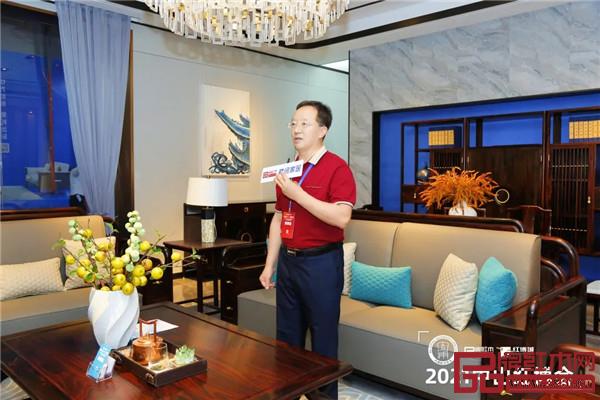 全聯(lián)藝術(shù)紅木家具專業(yè)委員會(huì)專家顧問、華南農(nóng)業(yè)大學(xué)博士生導(dǎo)師李凱夫(上),明式家具研究學(xué)者張輝(下)蒞臨紅博城四層會(huì)展中心紅木家具新品館,與騰訊家居主播一起現(xiàn)場(chǎng)從整體空間、產(chǎn)品選材、產(chǎn)品設(shè)計(jì)等方面品鑒閑適紅木《旭日沙發(fā)》,對(duì)閑適紅木新品表示高度認(rèn)可。 全聯(lián)藝術(shù)紅木家具專業(yè)委員會(huì)專家顧問、華南農(nóng)業(yè)大學(xué)博士生導(dǎo)師李凱夫(上),明式家具研究學(xué)者張輝(下)蒞臨紅博城四層會(huì)展中心紅木家具新品館,與騰訊家居主播一起現(xiàn)場(chǎng)從整體空間、產(chǎn)品選材、產(chǎn)品設(shè)計(jì)等方面品鑒閑適紅木《旭日沙發(fā)》,對(duì)閑適紅木新品表示高度認(rèn)可。