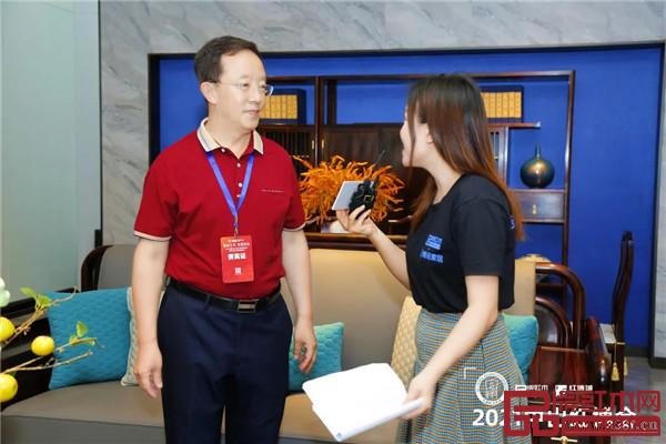 全聯(lián)藝術(shù)紅木家具專業(yè)委員會(huì)專家顧問、華南農(nóng)業(yè)大學(xué)博士生導(dǎo)師李凱夫(上),明式家具研究學(xué)者張輝(下)蒞臨紅博城四層會(huì)展中心紅木家具新品館,與騰訊家居主播一起現(xiàn)場(chǎng)從整體空間、產(chǎn)品選材、產(chǎn)品設(shè)計(jì)等方面品鑒閑適紅木《旭日沙發(fā)》,對(duì)閑適紅木新品表示高度認(rèn)可。 全聯(lián)藝術(shù)紅木家具專業(yè)委員會(huì)專家顧問、華南農(nóng)業(yè)大學(xué)博士生導(dǎo)師李凱夫(上),明式家具研究學(xué)者張輝(下)蒞臨紅博城四層會(huì)展中心紅木家具新品館,與騰訊家居主播一起現(xiàn)場(chǎng)從整體空間、產(chǎn)品選材、產(chǎn)品設(shè)計(jì)等方面品鑒閑適紅木《旭日沙發(fā)》,對(duì)閑適紅木新品表示高度認(rèn)可。