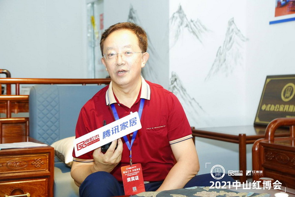 華南農(nóng)業(yè)大學(xué)博士生導(dǎo)師李凱夫從木材角度對祥興家具《時(shí)尚明華沙發(fā)B款》進(jìn)行品鑒分析