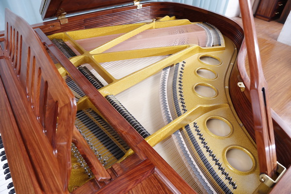 為了讓鋼琴的質(zhì)量與音質(zhì)都達(dá)到期待的效果，各祥興家具創(chuàng)始人伍東偉不僅親自把控細(xì)節(jié)，還多次邀請多位鋼琴大師進(jìn)行鑒定和試演