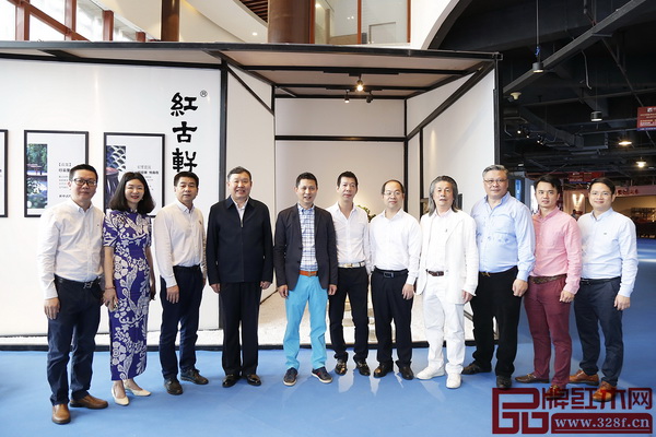 中國家具協(xié)會理事長徐祥楠(左四)、中山市大涌鎮(zhèn)黨委副書記、鎮(zhèn)長賀修虎(左三)等領(lǐng)導(dǎo)專家蒞臨紅古軒,品牌創(chuàng)始人吳赤宇(左五)熱情接待 中國家具協(xié)會理事長徐祥楠(左四)、中山市大涌鎮(zhèn)黨委副書記、鎮(zhèn)長賀修虎(左三)等領(lǐng)導(dǎo)專家蒞臨紅古軒,品牌創(chuàng)始人吳赤宇(左五)熱情接待