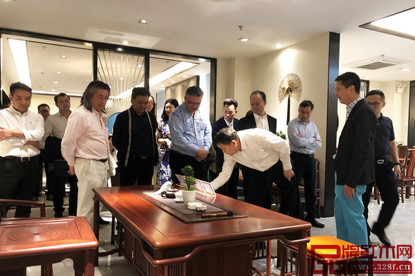 領(lǐng)導(dǎo)專家一行走進紅古軒中式美學(xué)空間,近距離品鑒紅木家具精品 領(lǐng)導(dǎo)專家一行走進紅古軒中式美學(xué)空間,近距離品鑒紅木家具精品