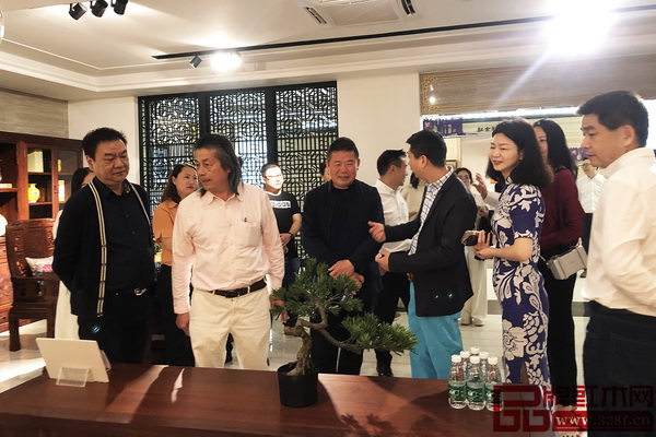 領(lǐng)導(dǎo)專家一行走進紅古軒中式美學(xué)空間,近距離品鑒紅木家具精品 領(lǐng)導(dǎo)專家一行走進紅古軒中式美學(xué)空間,近距離品鑒紅木家具精品