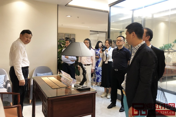 領(lǐng)導(dǎo)專家一行走進紅古軒中式美學(xué)空間,近距離品鑒紅木家具精品 領(lǐng)導(dǎo)專家一行走進紅古軒中式美學(xué)空間,近距離品鑒紅木家具精品