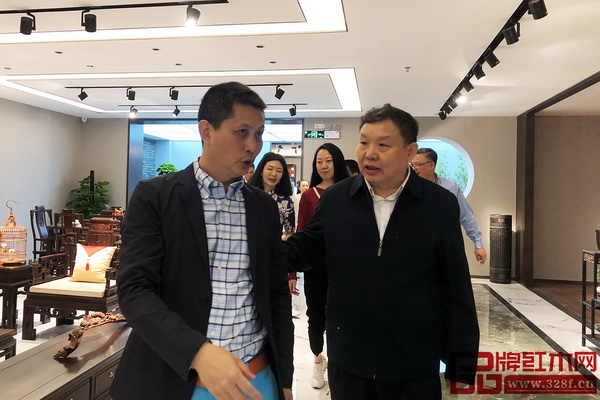 中國家具協(xié)會理事長徐祥楠(右)與紅古軒品牌創(chuàng)始人吳赤宇(左)親切交流 中國家具協(xié)會理事長徐祥楠(右)與紅古軒品牌創(chuàng)始人吳赤宇(左)親切交流