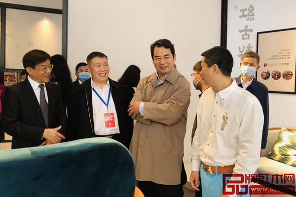 中國林業(yè)產(chǎn)業(yè)聯(lián)合會副會長兼秘書長、中國林產(chǎn)工業(yè)協(xié)會執(zhí)行會長王滿(前排右二),中國林業(yè)產(chǎn)業(yè)聯(lián)合會副會長兼品牌建設(shè)分會理事長蔣周明(前排左二)蒞臨紅古軒展館走訪,紅古軒品牌創(chuàng)始人吳赤宇(前排右一)熱情接待 中國林業(yè)產(chǎn)業(yè)聯(lián)合會副會長兼秘書長、中國林產(chǎn)工業(yè)協(xié)會執(zhí)行會長王滿(前排右二),中國林業(yè)產(chǎn)業(yè)聯(lián)合會副會長兼品牌建設(shè)分會理事長蔣周明(前排左二)蒞臨紅古軒展館走訪,紅古軒品牌創(chuàng)始人吳赤宇(前排右一)熱情接待