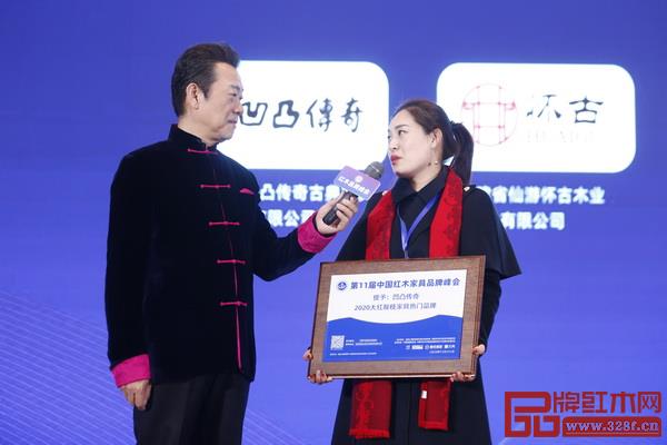 凹凸傳奇董事長(zhǎng)唐麗(右)接受中央電視臺(tái)著名主持人趙保樂采訪,談及凹凸傳奇大紅酸枝家具的特色 凹凸傳奇董事長(zhǎng)唐麗(右)接受中央電視臺(tái)著名主持人趙保樂采訪,談及凹凸傳奇大紅酸枝家具的特色