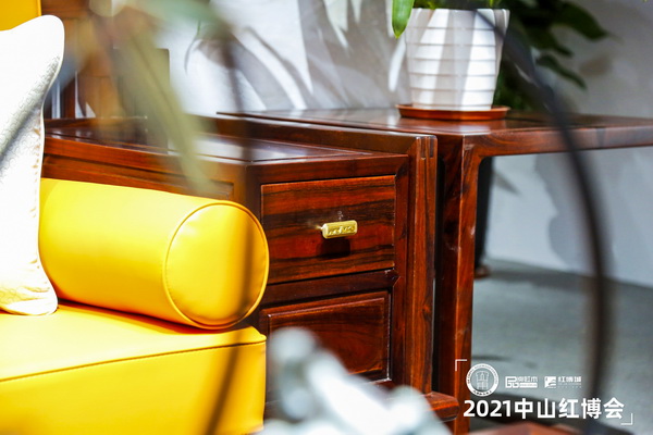 無(wú)名紅木注重產(chǎn)品細(xì)節(jié),強(qiáng)調(diào)家具和軟包的色彩搭配 無(wú)名紅木注重產(chǎn)品細(xì)節(jié),強(qiáng)調(diào)家具和軟包的色彩搭配