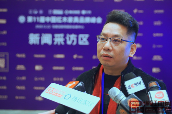 無(wú)名紅木董事長(zhǎng)歐陽(yáng)金濤在第11屆中國(guó)紅木家具品牌峰會(huì)現(xiàn)場(chǎng)接受中央電視臺(tái)、騰訊家居、品牌紅木網(wǎng)等媒體聯(lián)訪 無(wú)名紅木董事長(zhǎng)歐陽(yáng)金濤在第11屆中國(guó)紅木家具品牌峰會(huì)現(xiàn)場(chǎng)接受中央電視臺(tái)、騰訊家居、品牌紅木網(wǎng)等媒體聯(lián)訪