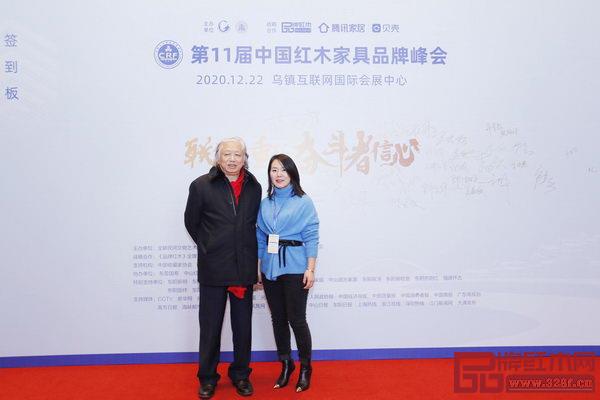 全國(guó)工商聯(lián)第十一屆執(zhí)委、全聯(lián)民間文物藝術(shù)品商會(huì)創(chuàng)會(huì)會(huì)長(zhǎng)宋建文(左)與喜迎紅紅木總經(jīng)理朱秀斌合影 全國(guó)工商聯(lián)第十一屆執(zhí)委、全聯(lián)民間文物藝術(shù)品商會(huì)創(chuàng)會(huì)會(huì)長(zhǎng)宋建文(左)與喜迎紅紅木總經(jīng)理朱秀斌合影