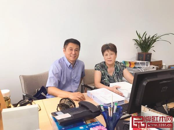 筆者與責任編輯徐小燕老師(2018年) 筆者與責任編輯徐小燕老師(2018年)