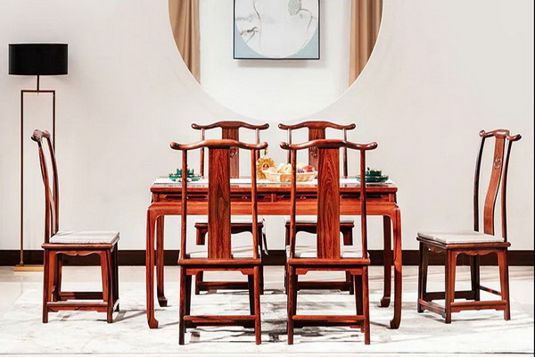 巧奪天工紅木：明式餐桌配官帽餐椅