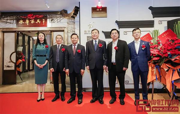 在眾多領導和來賓的祝福及見證下,紅木文化藝術交流中心正式揭幕 在眾多領導和來賓的祝福及見證下,紅木文化藝術交流中心正式揭幕