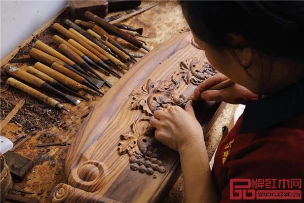 古森紅木匠人正在手工雕花 古森紅木匠人正在手工雕花
