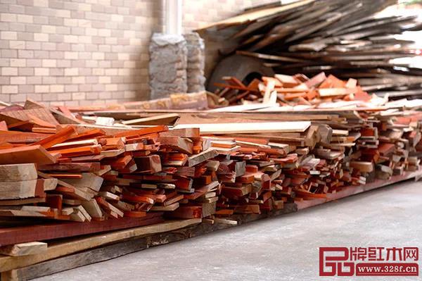 從致上工廠外堆積的邊角料，可看出選材的嚴(yán)苛