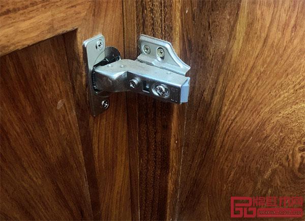 細(xì)節(jié)的搭配點(diǎn)綴，彰顯著致上定制家具的不凡品味