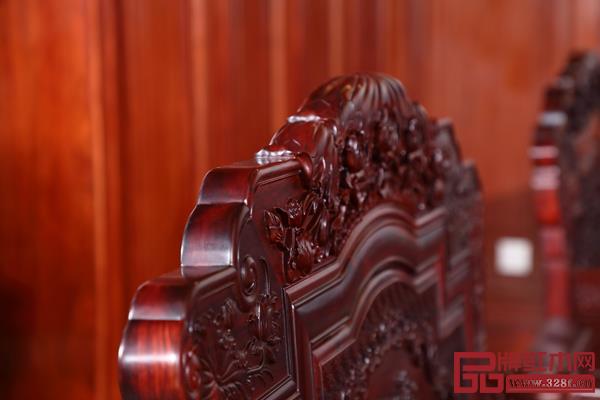 沙發(fā)雕刻栩栩如生，極具層次感