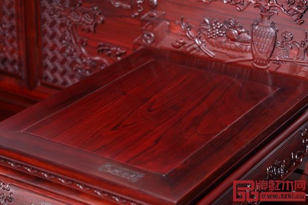 面板紋理清晰，花紋、色澤高度統(tǒng)一、渾然一體