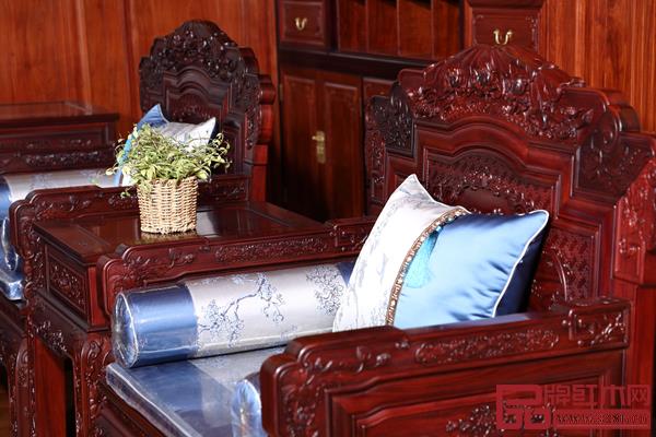 扶手寬窄適中，不僅舒適更添秀麗美感