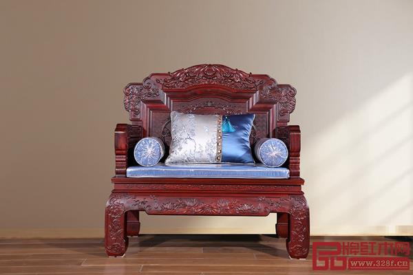 沙發(fā)運(yùn)用人體工學(xué)理念，坐感舒適