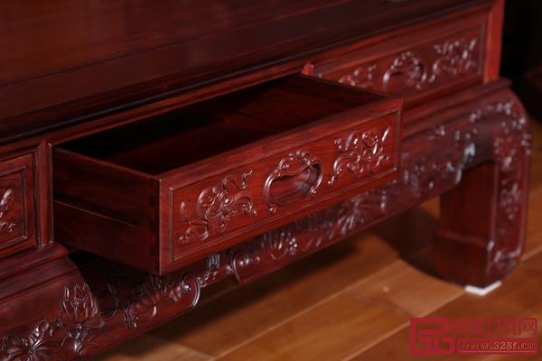 沙發(fā)運(yùn)用人體工學(xué)理念，坐感舒適